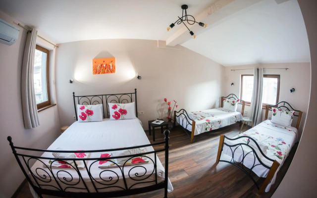 The Old House guest rooms and apartament