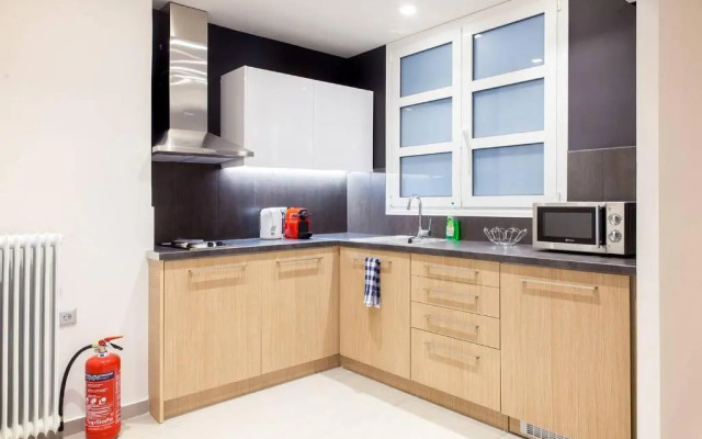 TONI'S 2BD Home in Centre, 15 sec to Metro