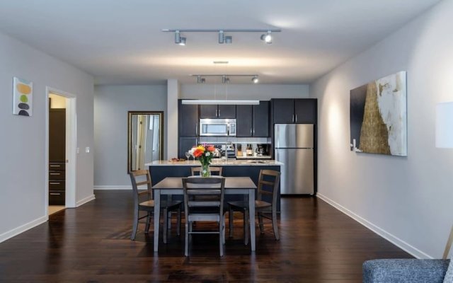 Downtown Dallas CozySuites w/ roof pool, gym #6