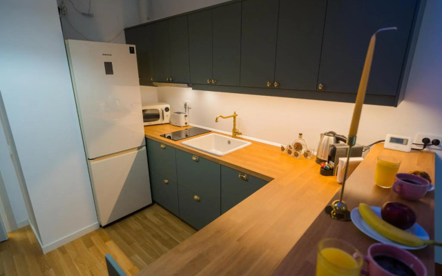 Central 1BR - city view + large balcony + Netflix