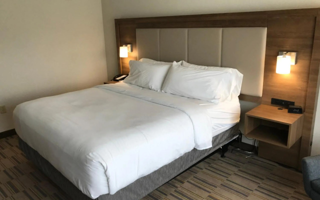 Holiday Inn Express & Suites Pittsburgh - Monroeville by IHG