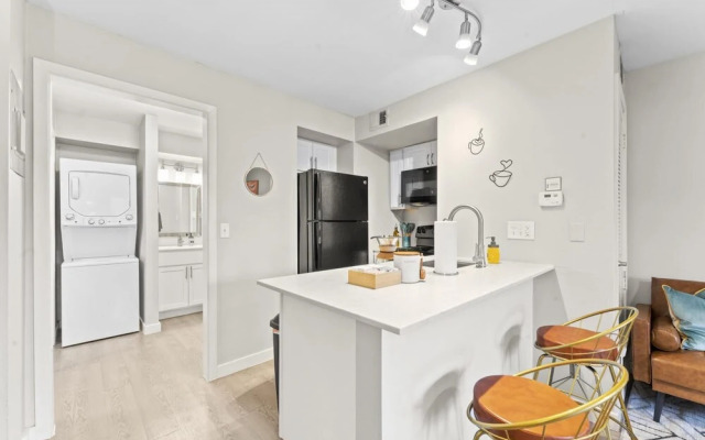 Charming Studio Close to Downtown and Domain