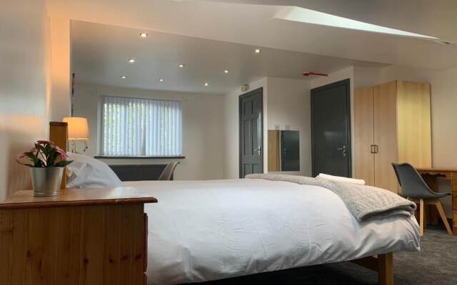 Stunning 5bed House in Birmingham Contractors Also