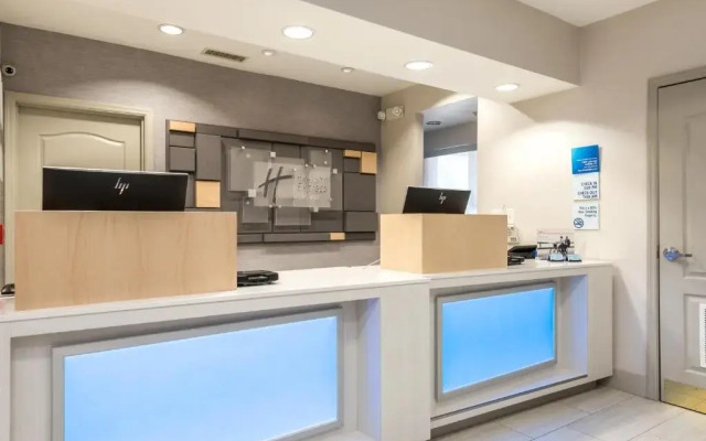 Holiday Inn Express & Suites LaGrange