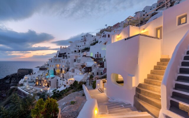 Oia Angle Cavehouse