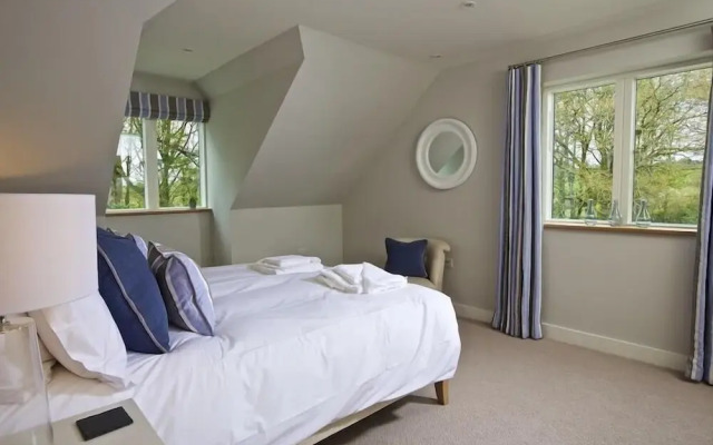 3 the Drive, Hillfield Village