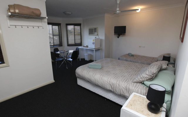 Across Country Motel and Serviced Apartments