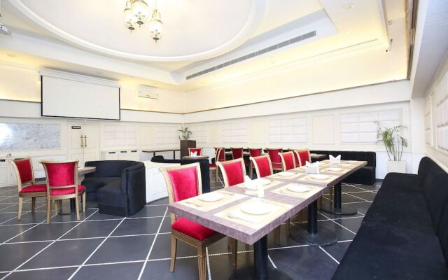 OYO 23498 Hotel Jane Royale