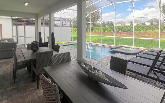 Upstay - Championsgate Home w Hot Tub-pool-cinema