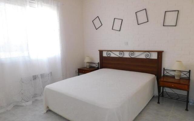 Emma's Place, 2 bedroom apartment with pool view