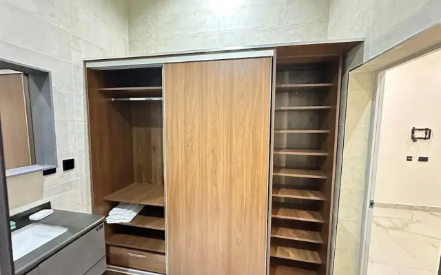2BR Apartment With Pool and Wifi Near East Airport