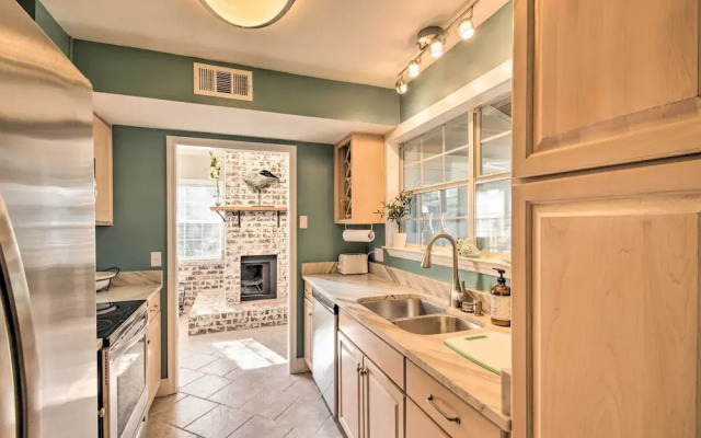 Pet-friendly A-frame Retreat Near Dtwn + Beaches!