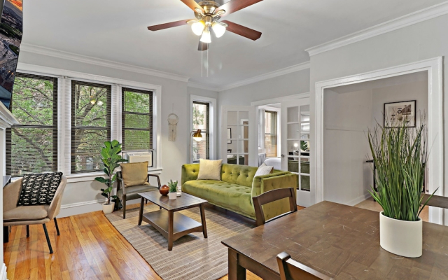 2BR Bustling & Lively Apt in Lake View