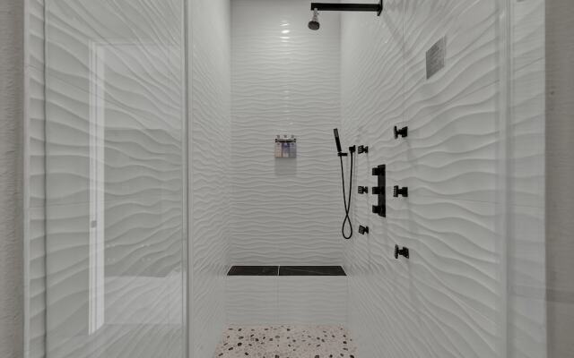 The Bentley Hotel - Popeye Room - Pool View