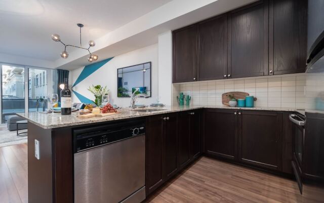 Peter St - Downtown Suite with Balcony