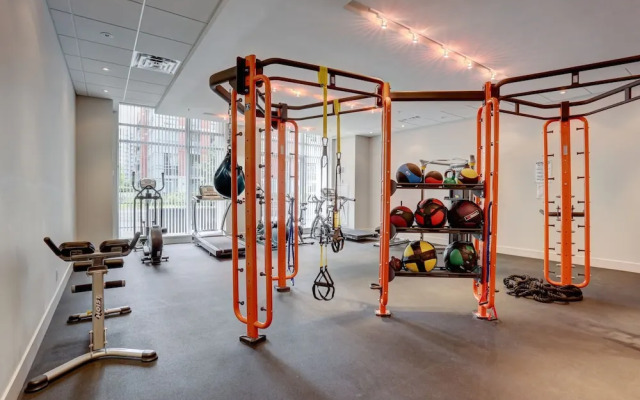 Platinum Suites - Fabulous CN Tower View. 2Bed 2Bath + Free Parking