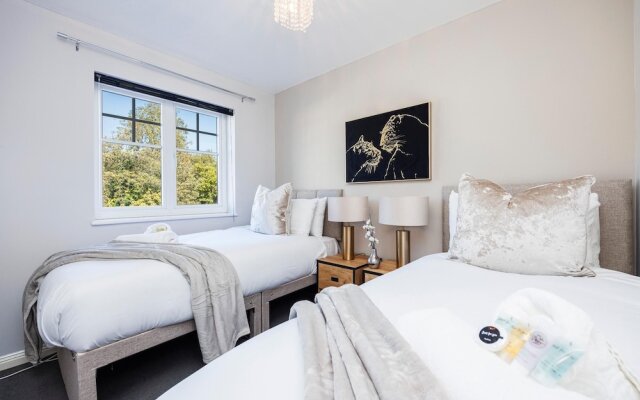 Large 4 Bed Townhouse in Uxbridge Sleeps 9
