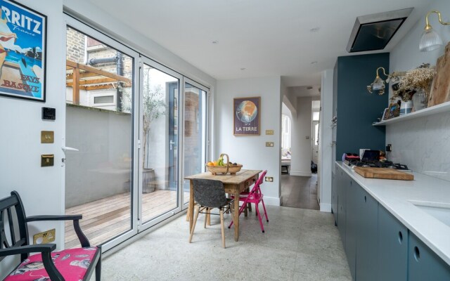 Altido Homely 4-Bed House W/ Terrace In Wandsworth