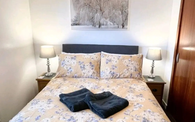 Lovely 2 bed with free parking