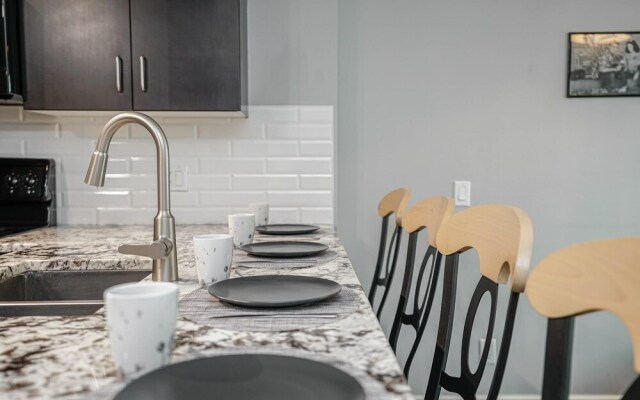 Beautiful 1bd Condo Patio Gym Parking Location
