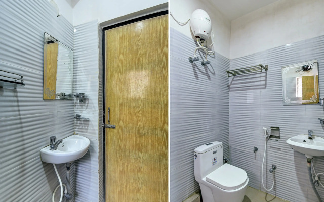 Collection O Hotel Paradise Near Chinar Park