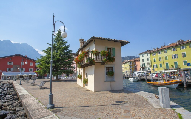 Torbole Relax, Pool & Balcony Apartment 2