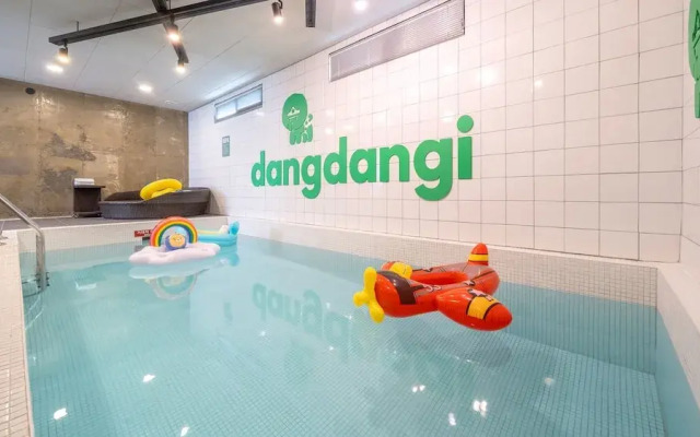 Gapyeong Dangdangi Pet Poolvilla Blue