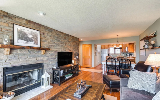 Galena Townhome w/ Deck & Golf Course View!