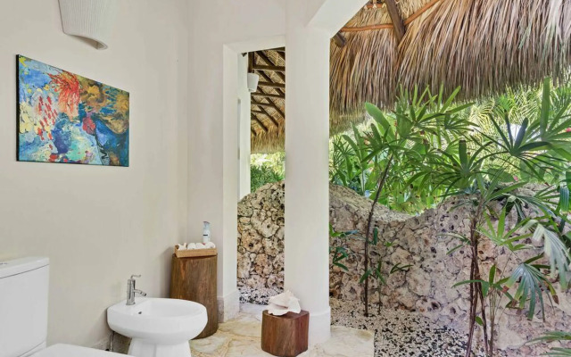 Dazzling Beachfront Villa With Swim-up Bar
