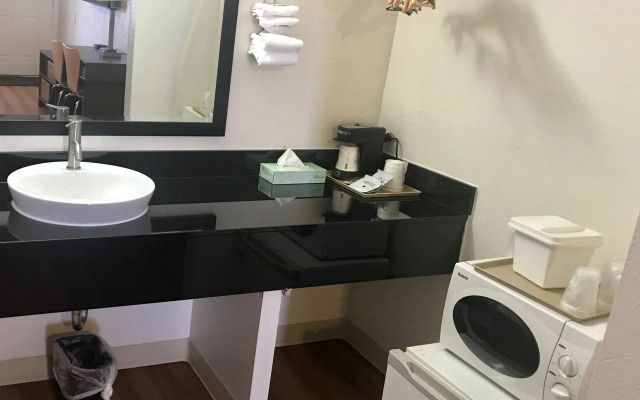 Travelodge by Wyndham Bakersfield