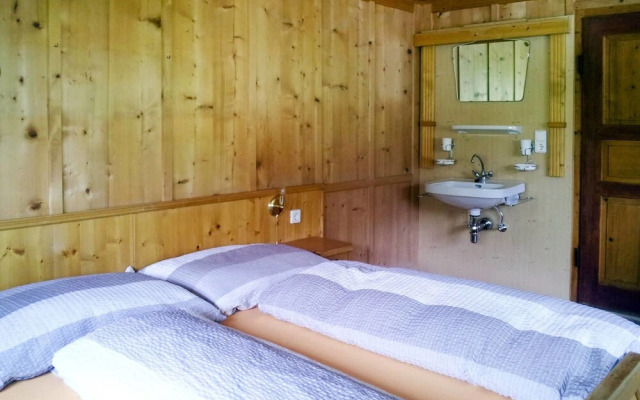 Ladner See in See With 7 Bedrooms and 3 Bathrooms