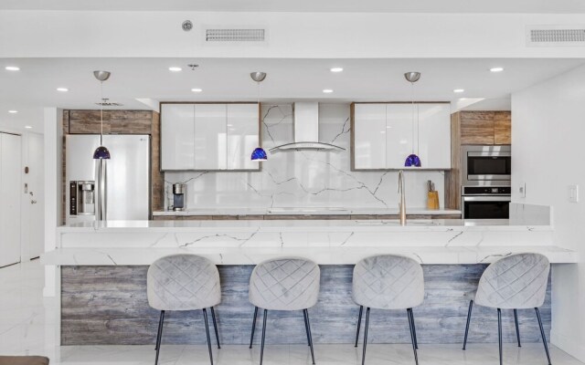 Chic Bayfront Condo With Stunning View