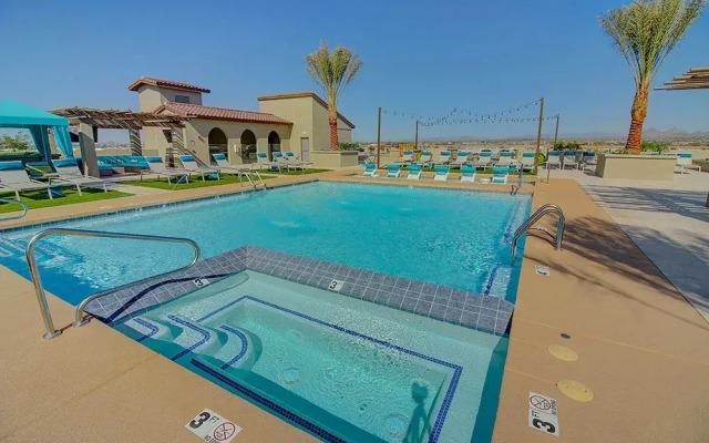 Rooftop Pool, Views, Close to Shops & Dining 1131