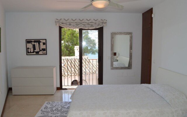 Beachfront villa protected private pool 4 bedrooms Marbella
