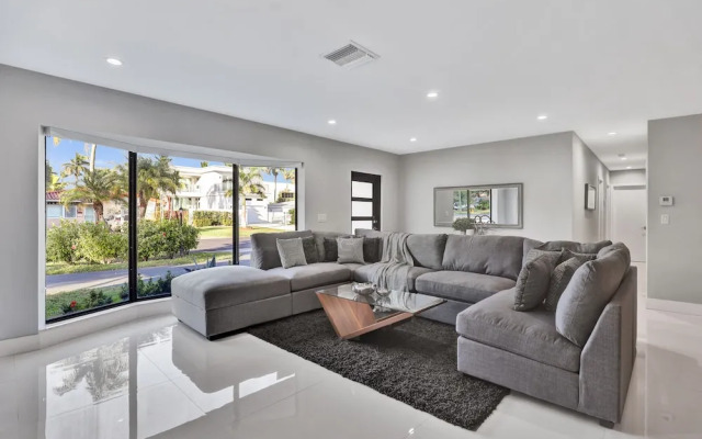 Renovated 5½ Bedroom Home/Heated Pool