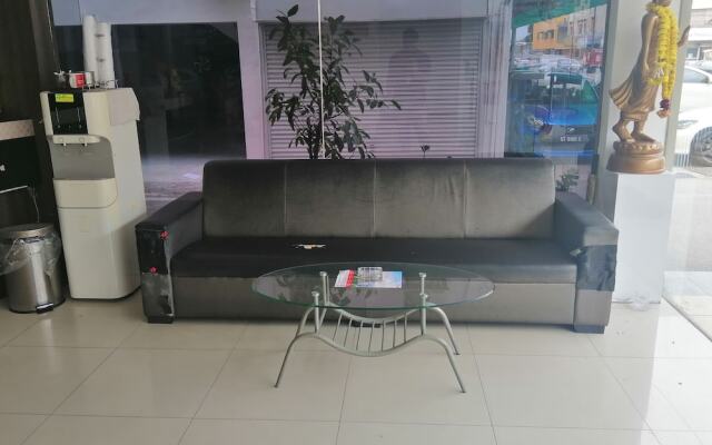 OYO 90028 Ragula Hotel