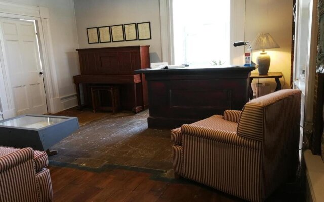 Holiday Country Manor