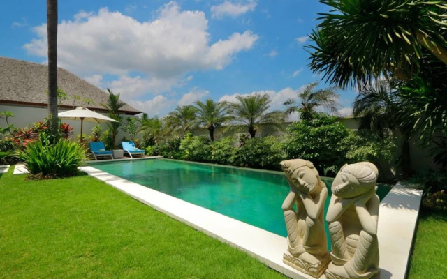 Luxury Private Villa, 4 BR, Canggu w/ Staff