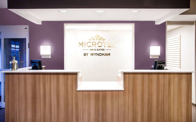 Microtel by Wyndham Vernal / Naples