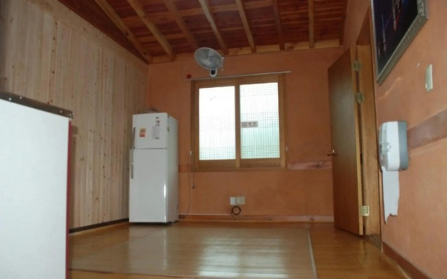 Sacheon Baegunimeomuneungot Pension