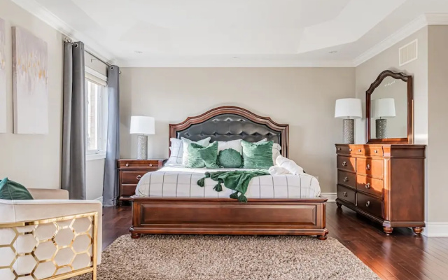 Luxury Villa - Mississauga Square One