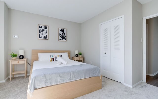 Stylish & Fantastic apt in Crystal City