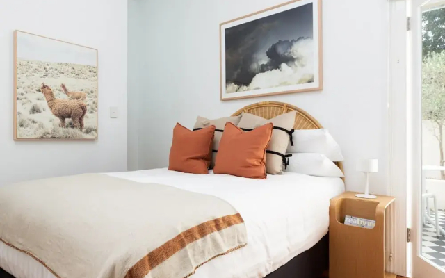 Chic Studio With Patio 20 min From CBD