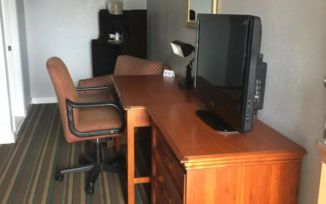 Scottish Inn and Suites