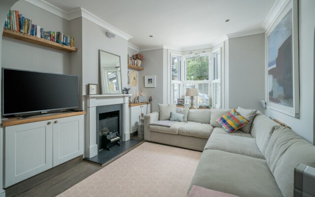 Altido Homely 4-Bed House W/ Terrace In Wandsworth