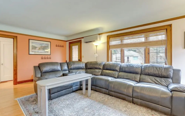 Charming Tudor-style Apt Near Green Lake!
