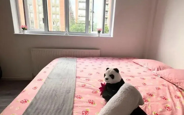 London Luxe Apartment - Spacious & Stylish