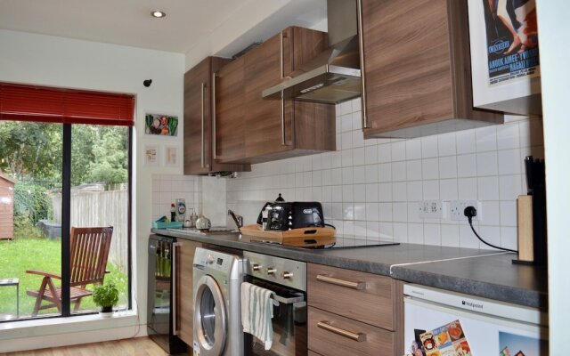 Spacious 2 Bedroom Townhouse With Garden & Parking