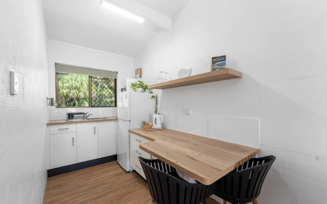 Kinka Palms Beachfront Apartments / Motel