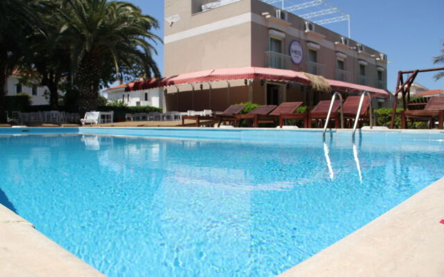 R Hotel by Rooms